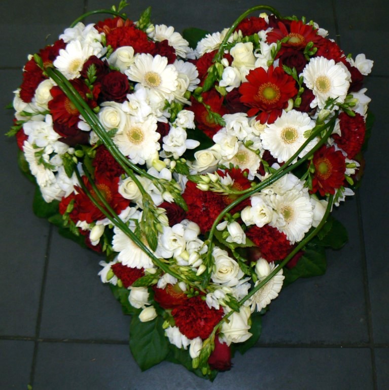 coeur de fleurs deuil rouge-blanc