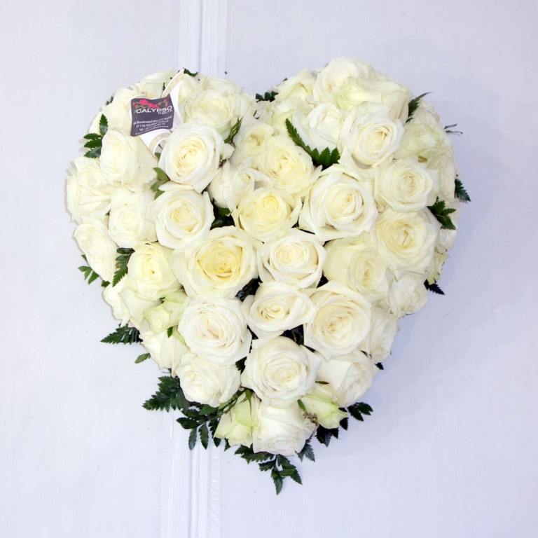 Coeur de fleurs deuil en roses blanches