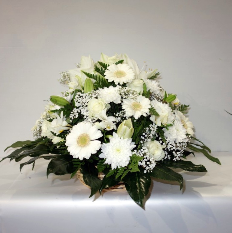 Panier de fleurs deuil blanc