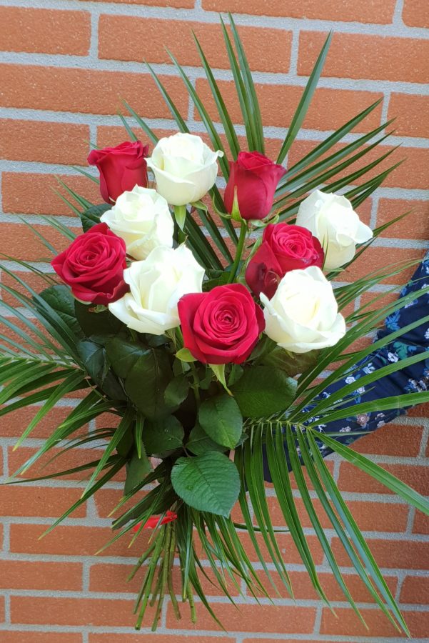 bouquet de grandes roses rouges et blanches