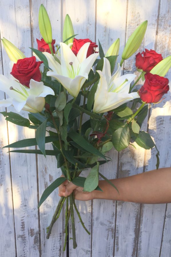Bouquet de grandes roses rouges et lys blancs
