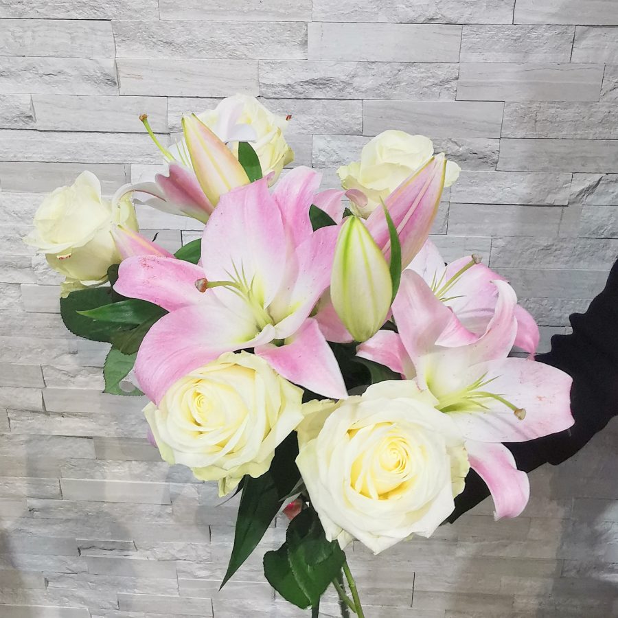 Bouquet de GRANDES roses BLANCHES et LYS ROSES - Livraison Toulouse -  Calypso Fleurs