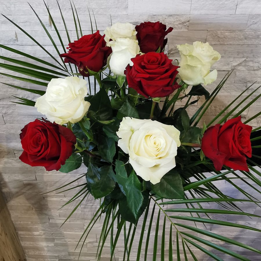 Bouquet de GRANDES roses ROUGES ET BLANCHES et FEUILLAGE - Livraison  Toulouse - Calypso Fleurs