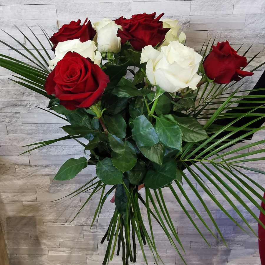 Bouquet de GRANDES roses ROUGES ET BLANCHES et FEUILLAGE - Livraison  Toulouse - Calypso Fleurs