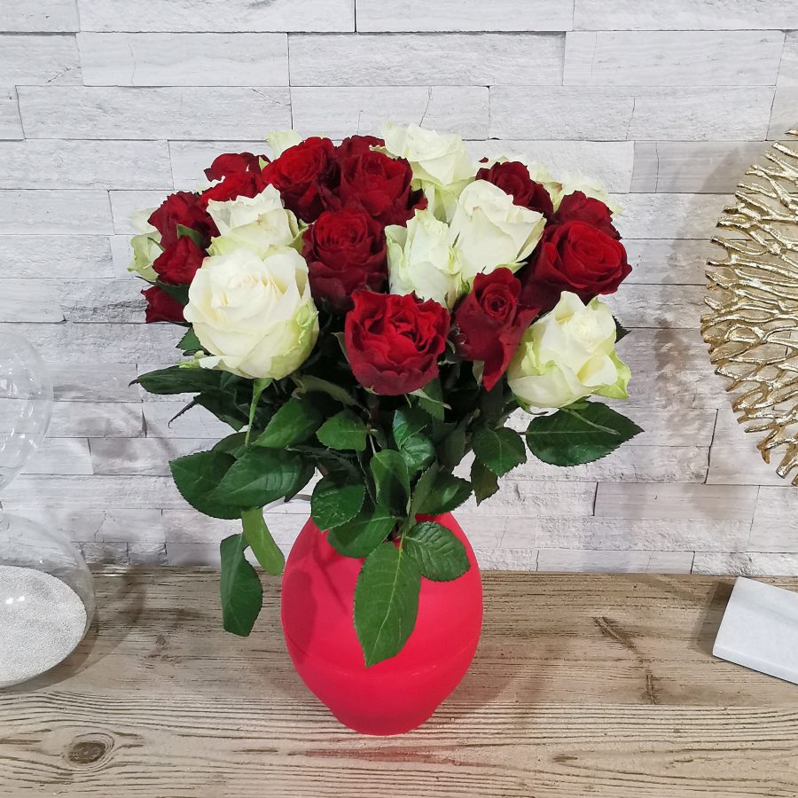Bouquet de PETITES roses ROUGES ET BLANCHES - Livraison Toulouse - Calypso  Fleurs