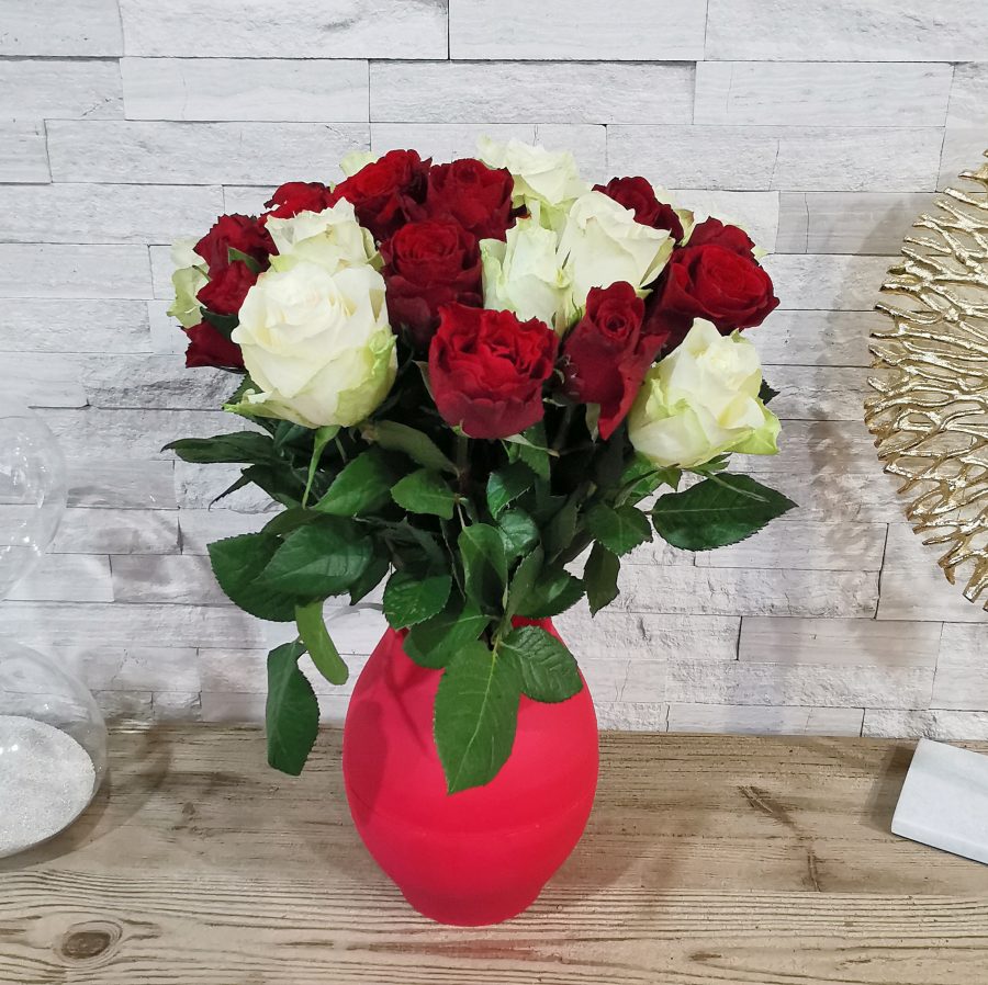 Bouquet de PETITES roses ROUGES ET BLANCHES - Livraison Toulouse - Calypso  Fleurs