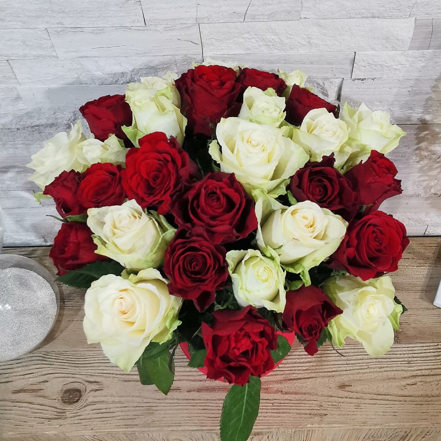 Bouquet de PETITES roses ROUGES ET BLANCHES - Livraison Toulouse - Calypso  Fleurs